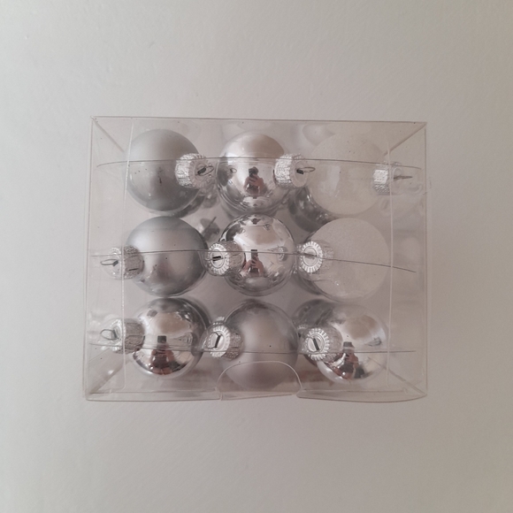 🌺3/$15🌺Silver Glass Ornaments - Picture 3 of 3